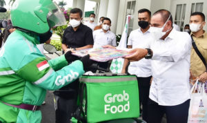 Pemprovsu Salurkan Paket Sembako dan Alat Sekolah