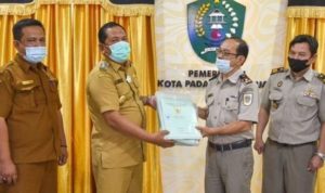 Kepala BPN Psp Serahkan 143 Persil Sertifikat Tanah Milik Pemko Ke Wali Kota