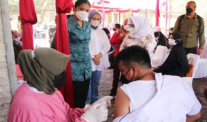Kahiyang Ayu Tinjau Vaksinasi Keluarga Besar Pengajian Sejuta Ummat