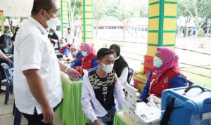 Wakil Bupati Asahan Tinjau Pelaksanaan Vaksinasi di SMAN 1