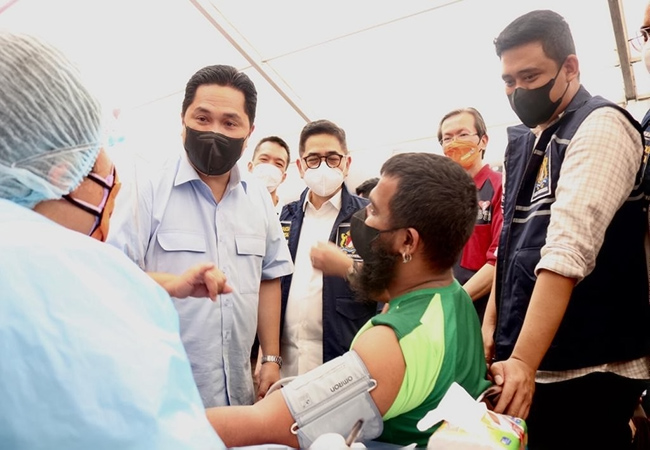 Bersama Menteri BUMN, Bobby Nasution Tinjau Vaksinasi Massal di Medan Polonia