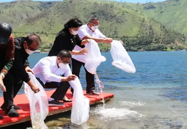 Bupati Karo Beserta Anggota DPR RI Tabur 65 Ribu Bibit Ikan di Tongging