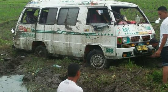 Diduga Sopir Ugal Ugalan, Mobil Penumpang KBT Terjun ke Sawah