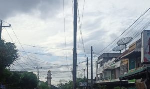 Parah! Ada Tiang Listrik Ditengah Jalan Berada Di Pusat Kota Psp, Ini Kata Camat