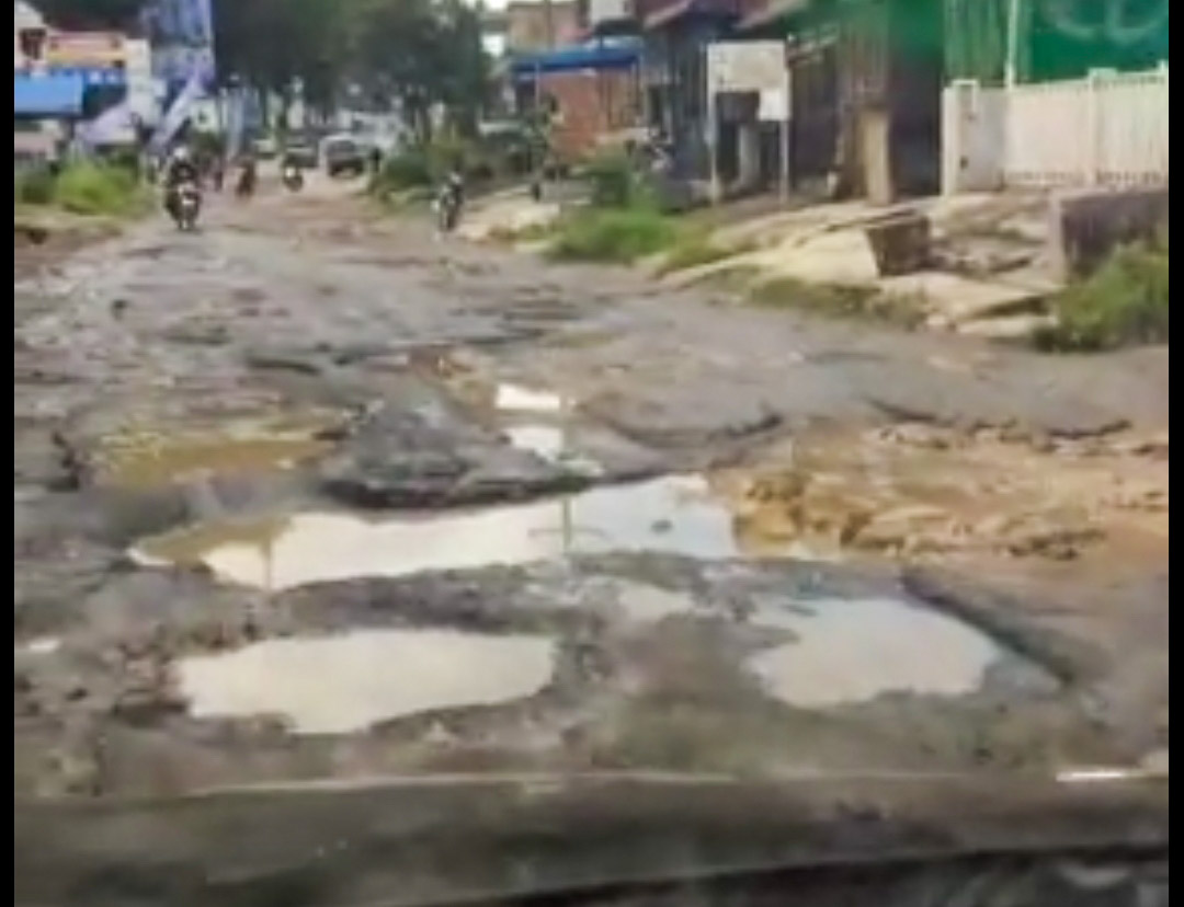 Resahkan Warga Melintas, Jalan Menuju DPRD Simalungun Dipenuhi Kubangan