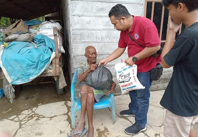 SMK Kesehatan Haji Medan Gelar Bakti Sosial Warga Terdampak Banjir