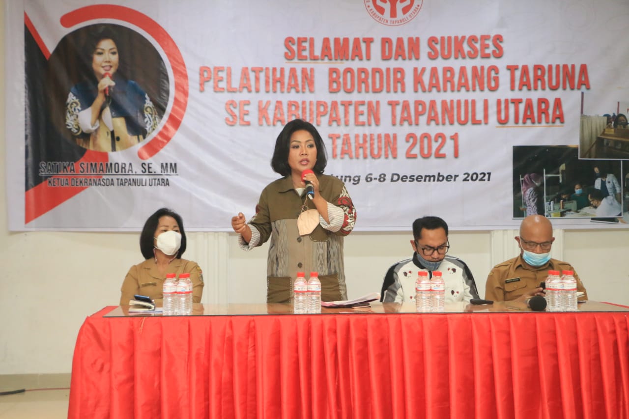 Ketua Dekranasda Taput Buka Pelatihan Bordir Karang Taruna 2021