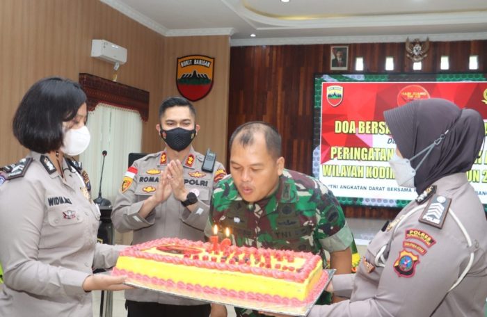 Diam-diam Kapolres Geruduk Makodim 0212/TS Beri Surprise Kue HUT TNI