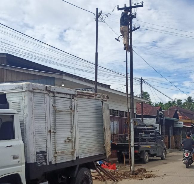 Tiang Listrik Ditengah Jalan Kampung Teleng Akhirnya Dipindahkan