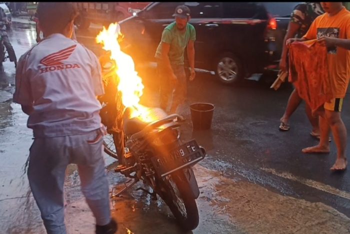 Apes! Sepeda Motor Milik Pegawai Montir Honda PSJ Terbakar Dijalan Sitamiang