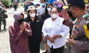 Mensos Tri Risma Berikan Bantuan Pengungsi Korban Sinabung