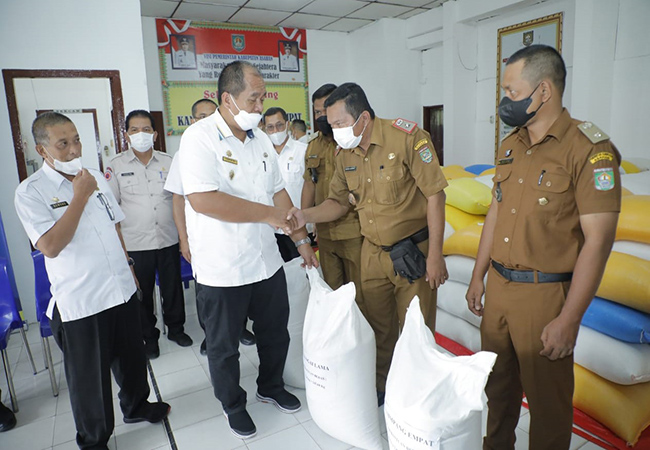 Wakil Bupati Asahan Serahkan Bantuan 22,8 Ton Beras untuk Korban Banjir