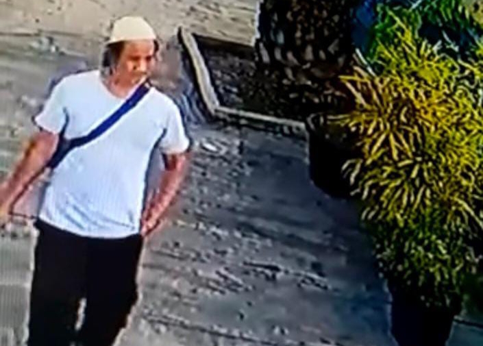 Pria Pakai Lobe Putih Mencuri di Masjid Terekam CCTV Viral di Sosmed