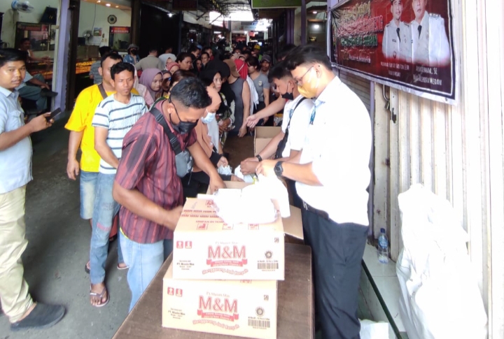 Gelar Operasi di Pasar dan Kantor Lurah, PT Musim Mas Kucurkan 50.000 Liter Minyak Goreng Murah