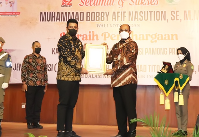 Bobby Nasution Terima Penghargaan dari Mendagri