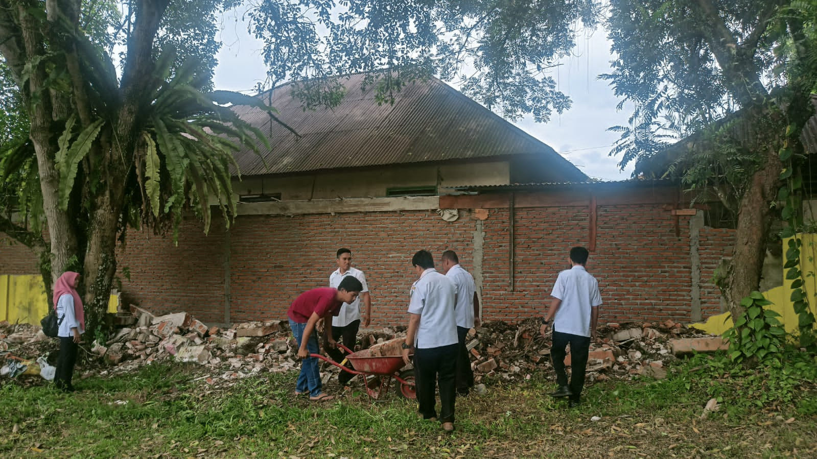 Tembok Makam Pahlawan Hancur Ditimpah Pohon Belum Bisa Diperbaiki