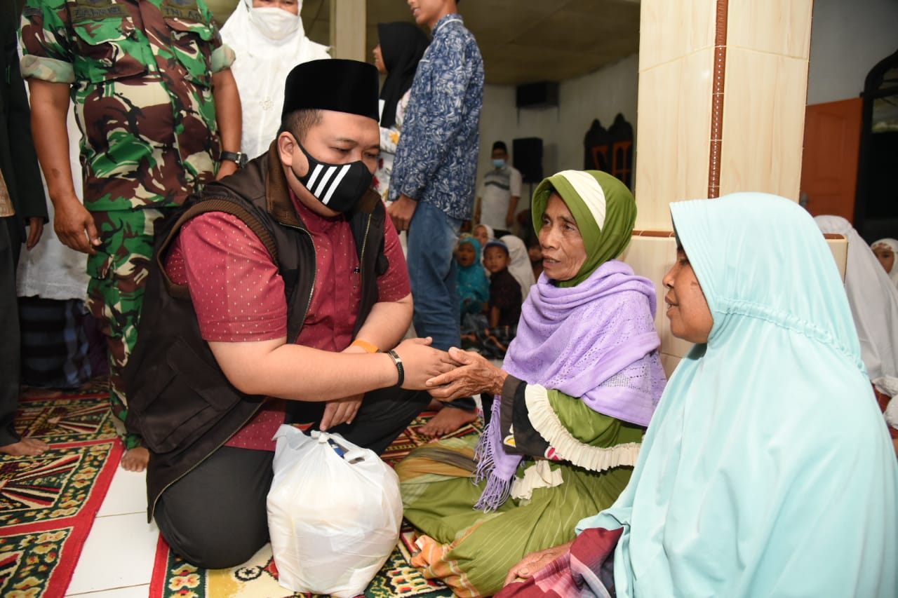 Safari Ramadhan, Bupati Tapsel Silaturahmi Sambil Bagi Oleh-oleh ke Warga