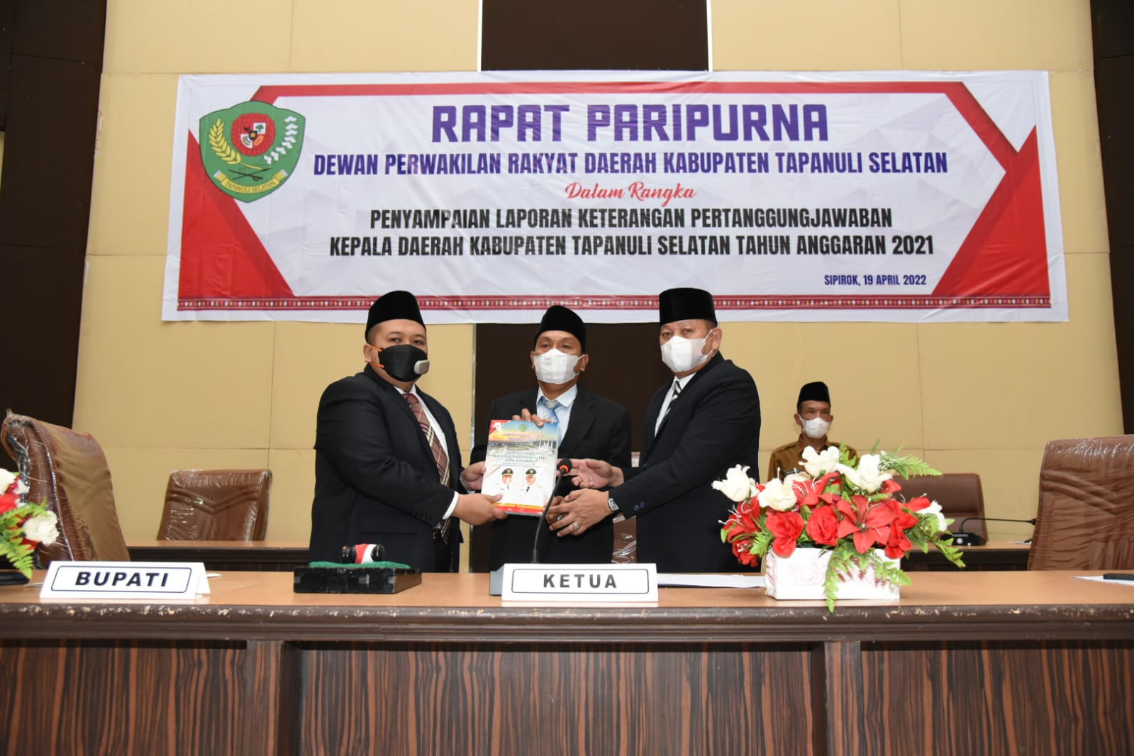 Bupati Dolly Pasaribu Hadiri Rapat Paripurna DPRD Tapsel Laporan LKPj 2021