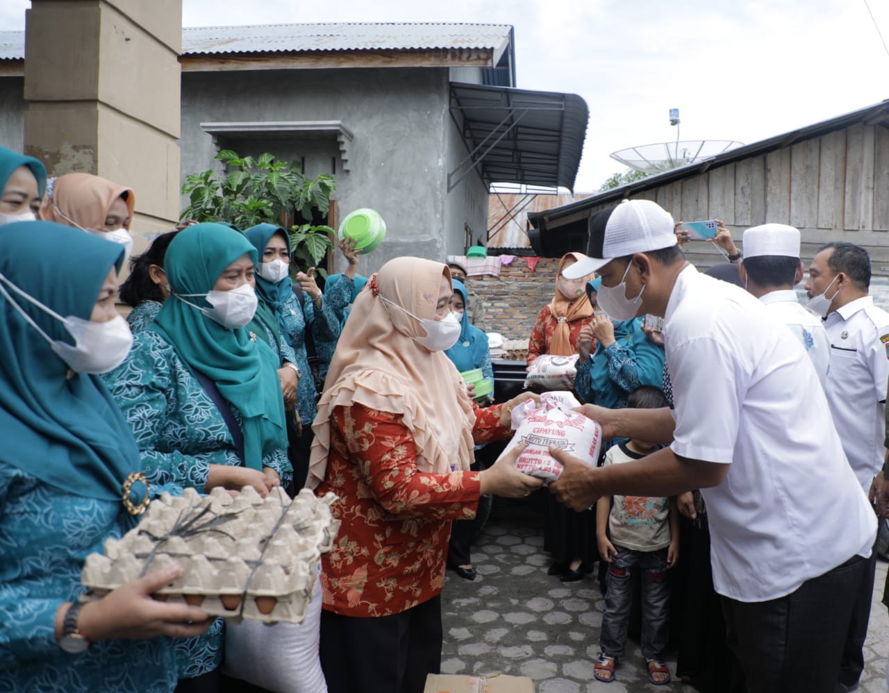 TP PKK Asahan dan Dharma Wanita Serahkan Bantuan Kepada Korban Kebakaran Desa Sei Apung