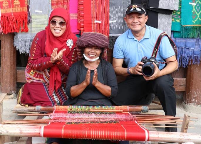 Datang ke Samosir, Kabaharkam Polri Dipakaikan Ulos