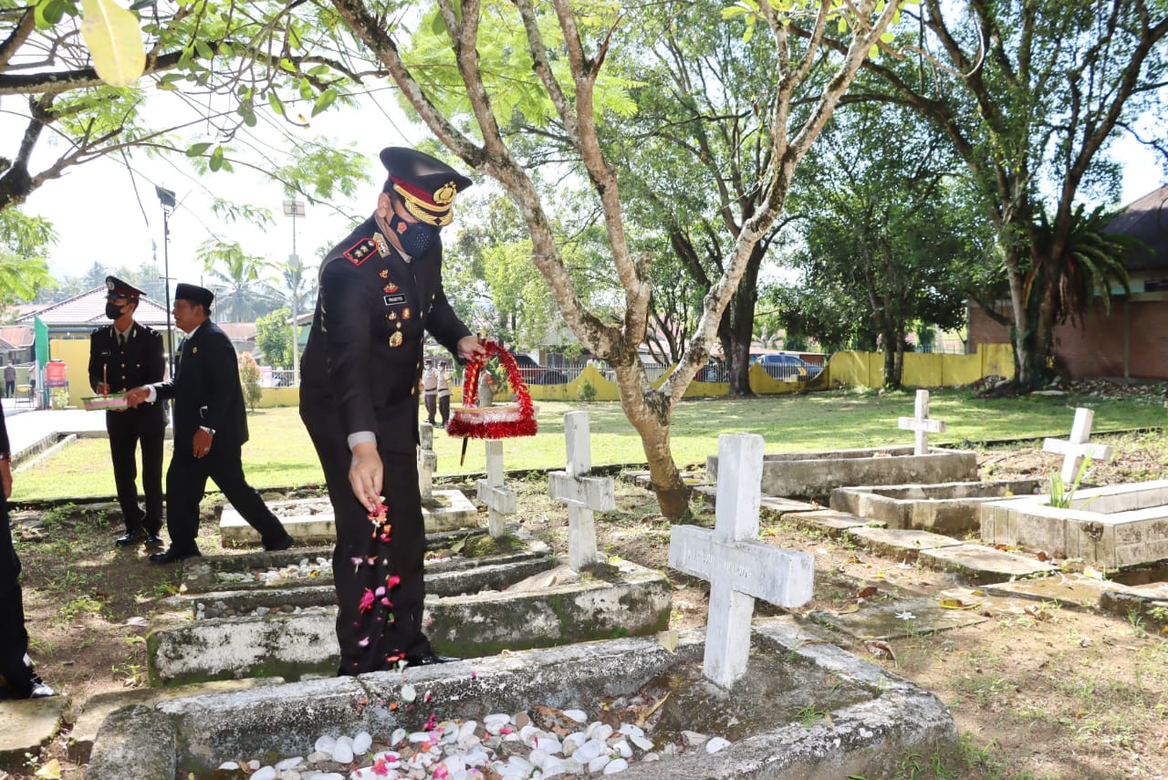 Harkitnas ke-144, Kapolres Sidempuan Ziarah Makam Pahlawan