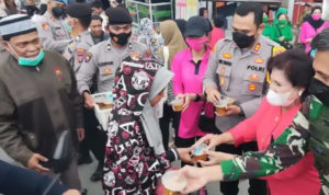 Bupati Karo Bagikan Takjil Berbuka Puasa