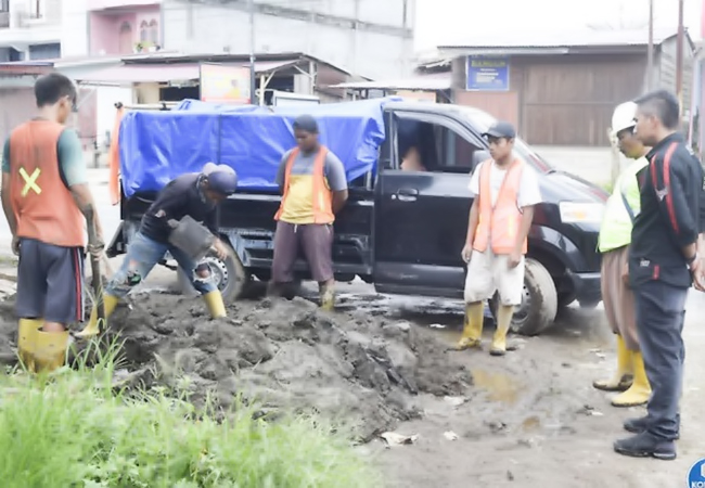 Wakil Bupati Karo Tinjau Pengerukan Drainase Jalan di Simpang Ujung Aji