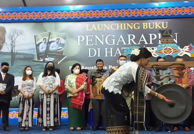 Bupati Karo Hadiri Launching Buku “Pengarapen di Hati Kita”