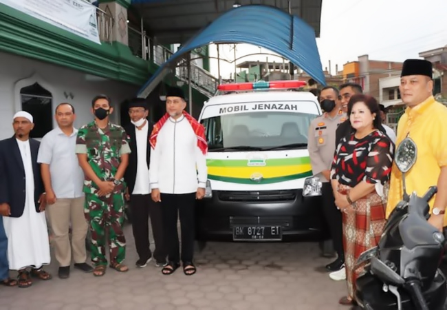 Serahkan Mobil Jenazah, Musa Rajekshah Bantu Pemkab Majukan Karo