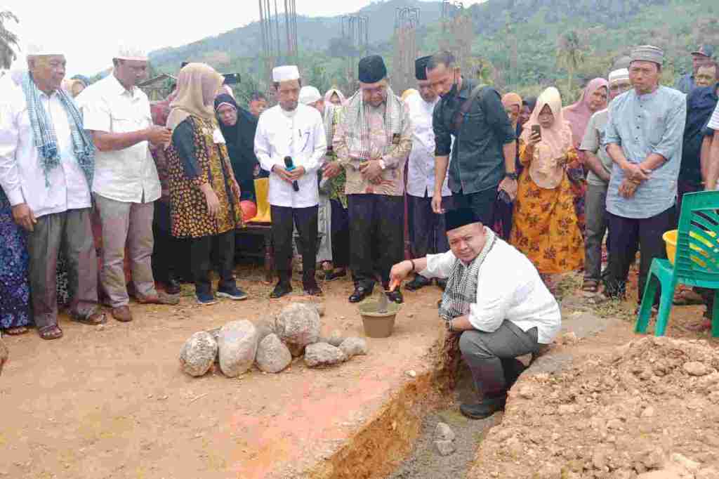 Dolly Letakkan Batu Pertama Pembangunan Masjid Al-Wustho Desa Pasar Lama