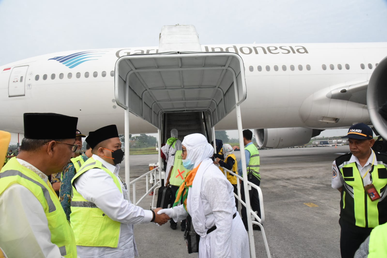 83 Jemaah Calon Haji Tapsel Dilepas Bupati ke Bandara Kualanamu Menuju Jeddah