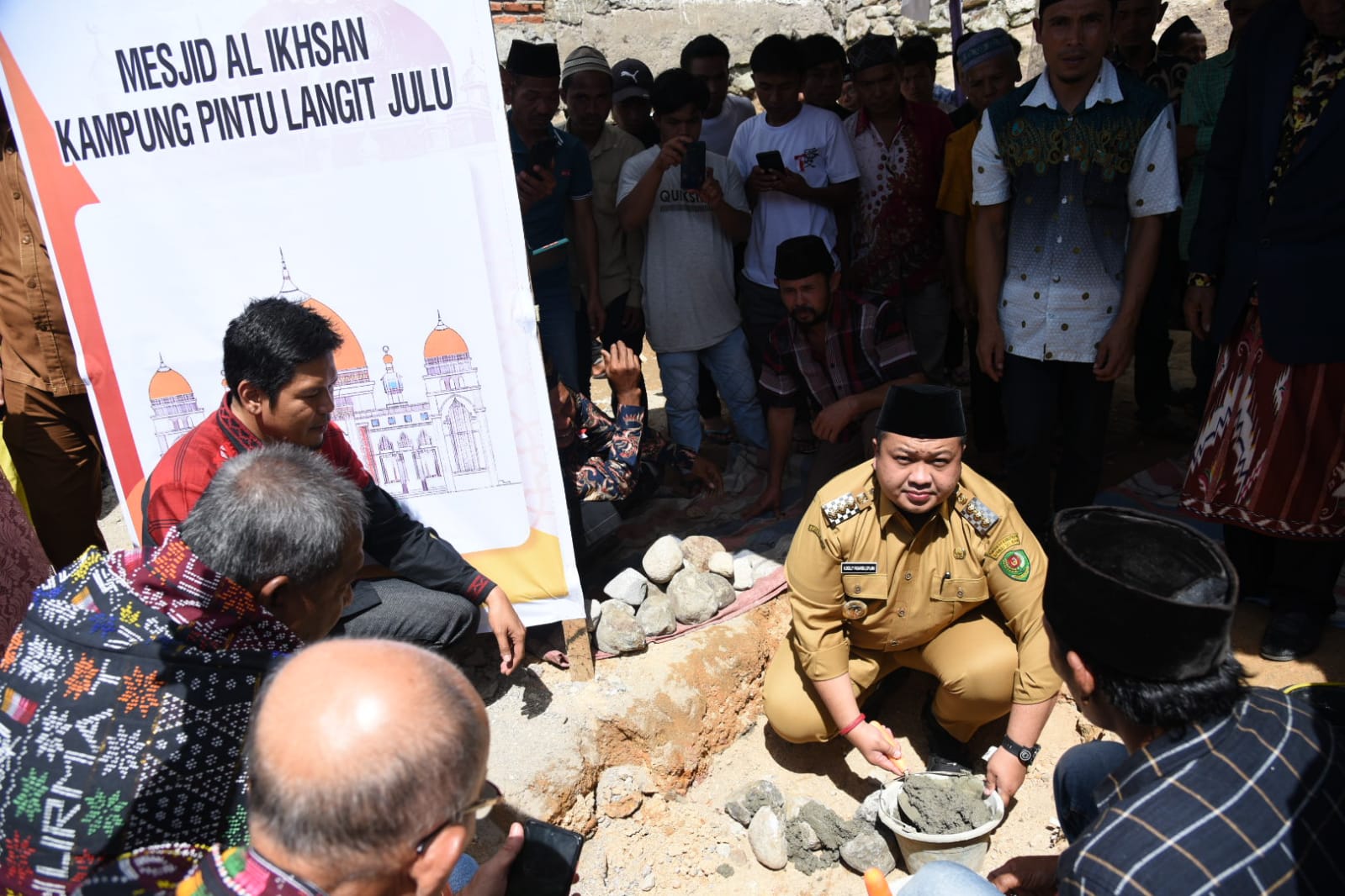 Bupati Tapsel Hadiri Peletakan Batu Pertama Pembangunan Masjid Al Ikhsan Kampung Pintu Langit Julu