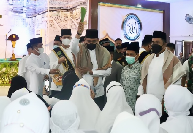 Bobby Nasution Lepas Keberangkatan 1.077 Calhaj Medan