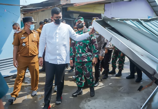 Bobby Nasution Tinjau Rumah Rusak Di Medan Sunggal