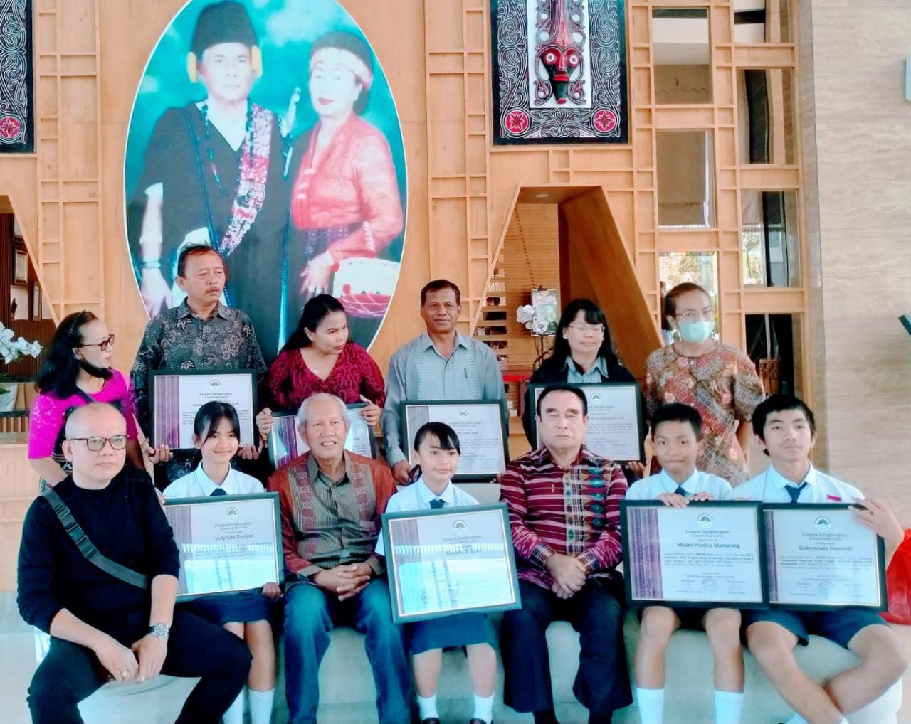 Apresiasi Siswa Raih Medali Emas, Batak Center Serahkan Piagam Penghargaan
