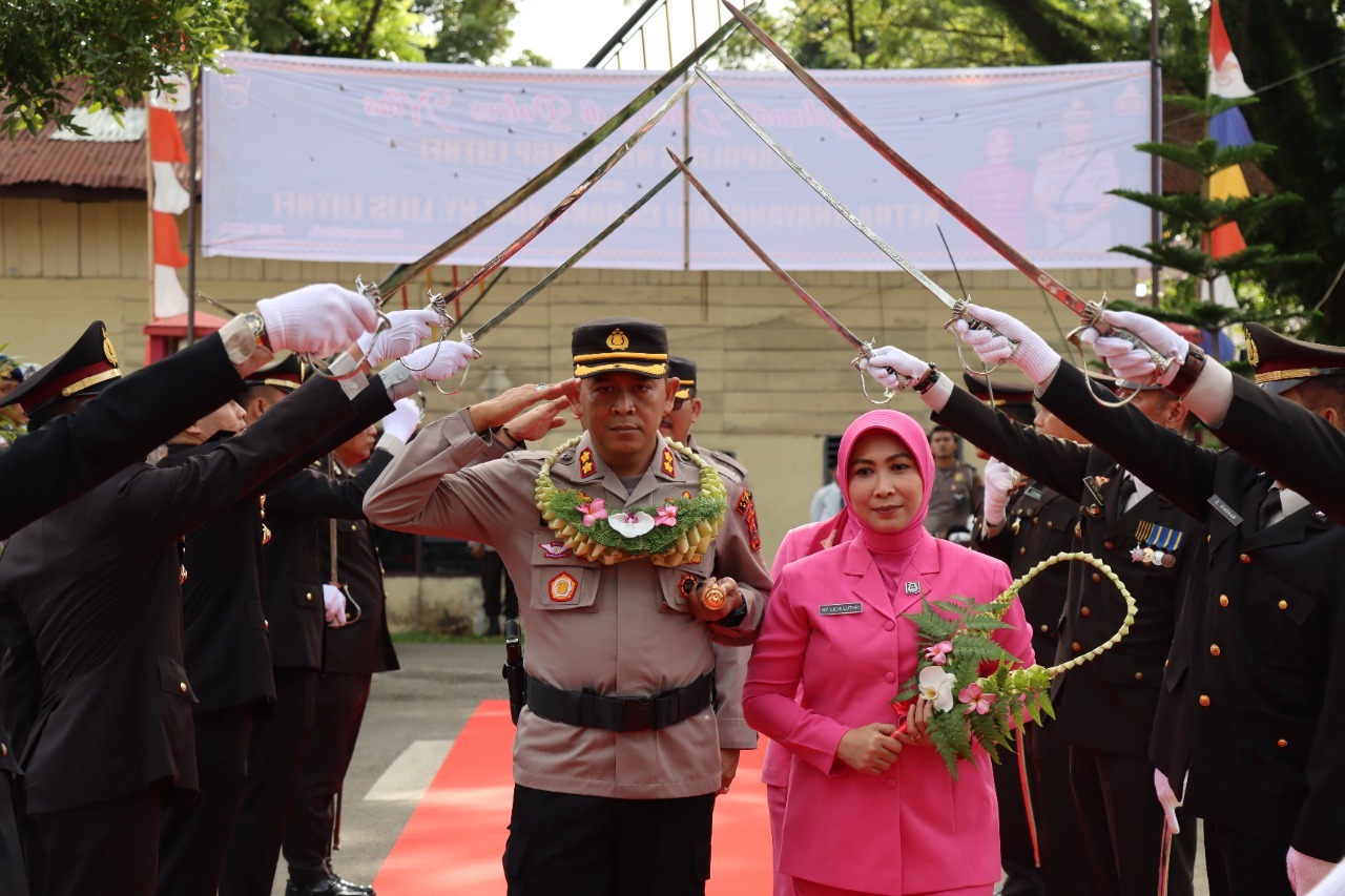 AKBP Luthfi Disambut Tradisi Perang Pora di Mapolres Nias