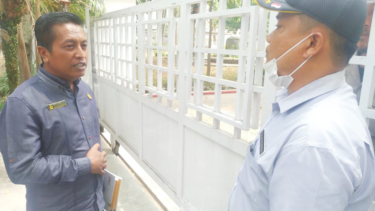 Anggota DPRD Samosir Dilarang Satpol PP Masuk Rumah Dinas Bupati