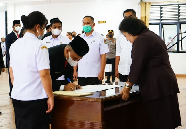 Bupati Karo Lantik 4 Pejabat Pimpinan Tinggi Pratama dan 13 Pejabat Administrator