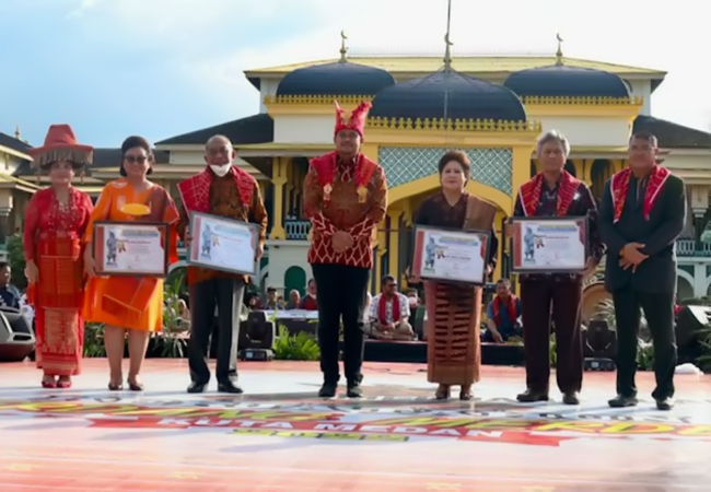 Bupati Karo Terima Penghargaan Guru Patimpus dari Wali Kota Medan