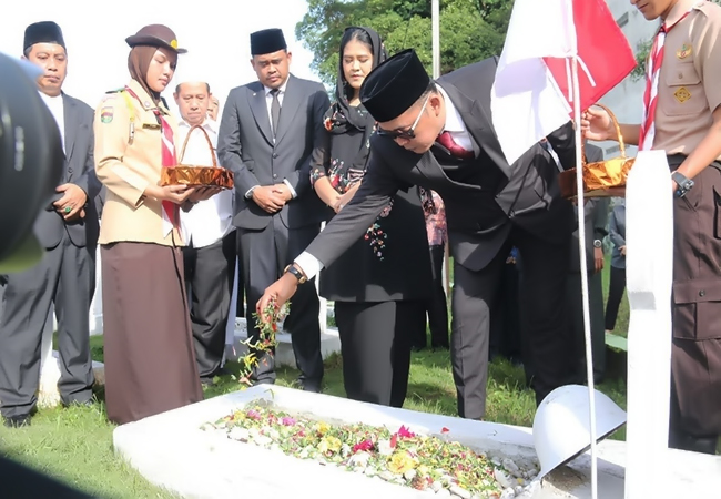 Jelang HUT Medan Ke 432 Tahun, Wali Kota Medan Berziarah Ke Taman Makam Pahlawan