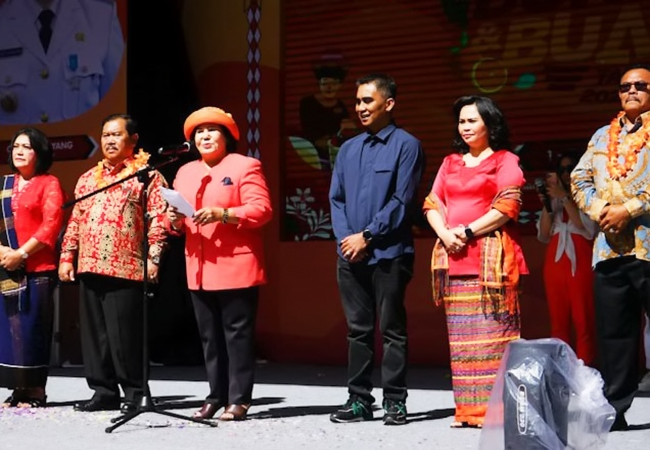 Bupati Karo Tutup Acara Festival Bunga dan Buah