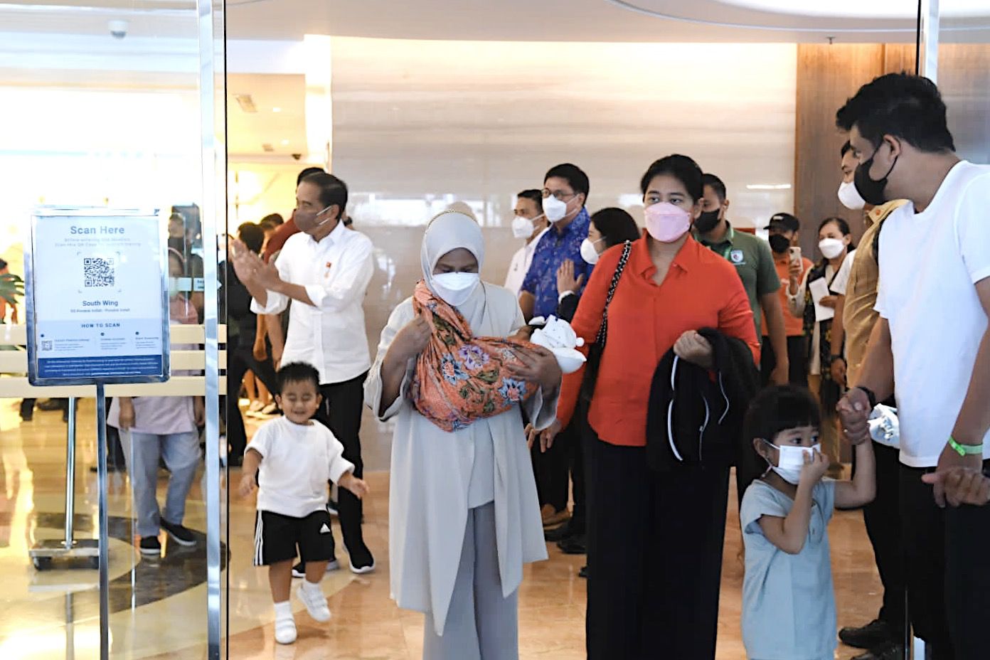 Presiden Jokowi dan Ibu Iriana Jemput Cucu Kelima dari Bobby Nasution