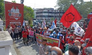 Aksi Buruh, Tuntut Pemko Medan Tetapkan Upah Naik 10 Persen
