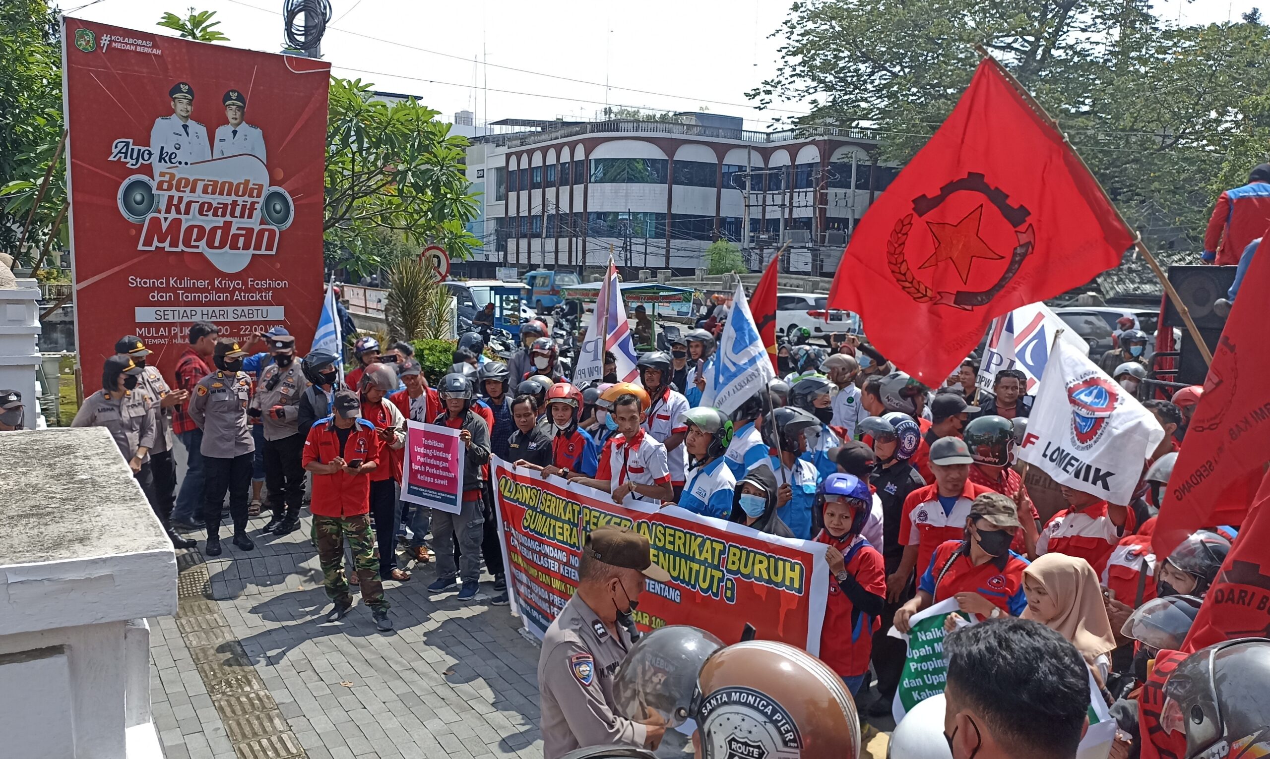 Aksi Buruh, Tuntut Pemko Medan Tetapkan Upah Naik 10 Persen