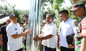Tinjau Bencana Angin Puting Beliung, Wabup Sergai Serahkan Bantuan