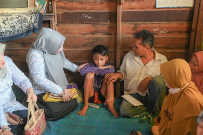 Berikan Tali asih, YKI Padang Sidempuan Kunjungi Anak Penderita Kanker di Desa Hanopan