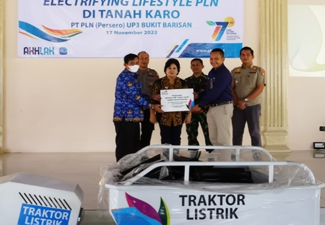 Bupati Karo Terima 2 Unit Traktor Listrik Dari PT PLN UP3 Bukit Barisan