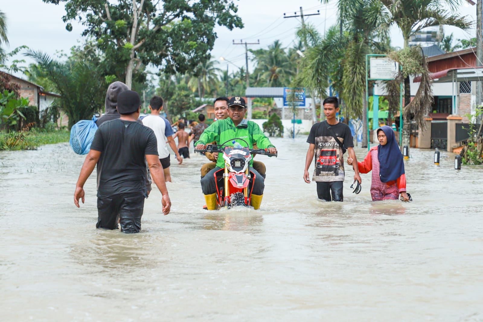 Sembari Naik Motor Trail, Bupati Sergai Tinjau Posko dan Beri Bantuan Untuk Korban Banjir