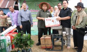Bupati Tapsel Serahkan 10 Ribu Batang Bibit Cabai dan Berbagai Bantuan Ke 5 Koptan Kecamatan Sipirok