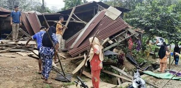 Emak-emak Pengajian Simirik Sidempuan Geruduk Dugaan Warung Tuak Dan Tempat Maksiat